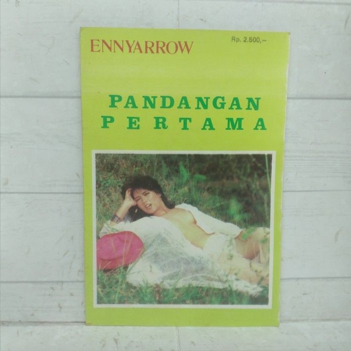 Enny Arrow Pandangan Pertama BUKU Langka