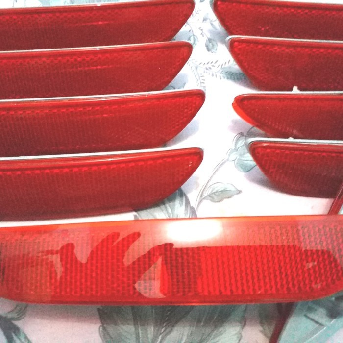 LAMPU MATA KUCING /REFLEKTOR MATA KUCING BUMPER BLAKANG OEM SIENTA
