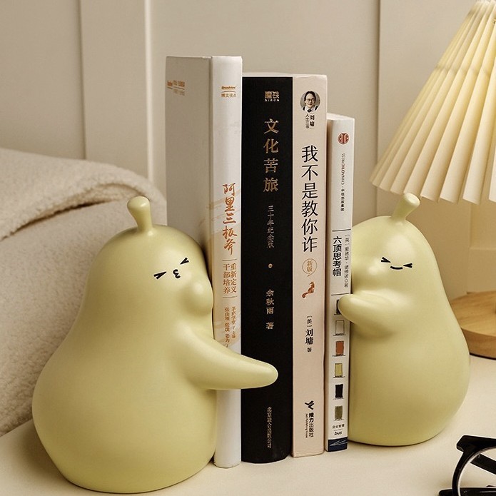 

Andra - Hugging Pear Bookend / Pembatas Buku Aesthetic / Penahan Buku Pajangan