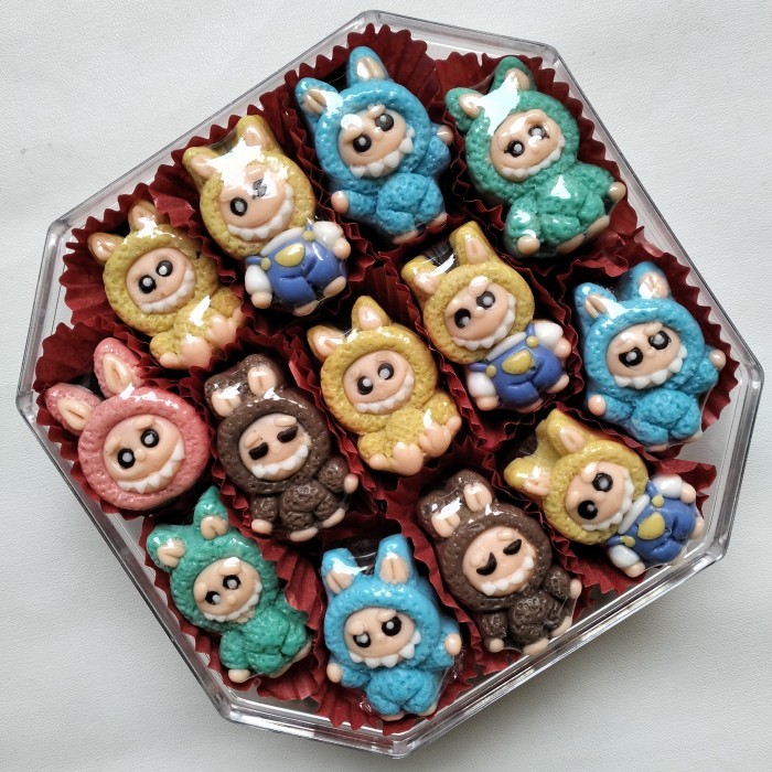 

Labubu Cokelat karakter lebaran natal tahun baru dan Imlek SE01