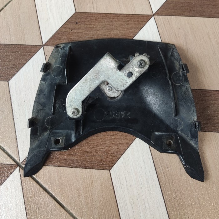 Sari Cover Seat Lock Tutup Kunci Sambungan Jok Tengah Depan Belakan Yamaha R15 V2 Old Original Ori