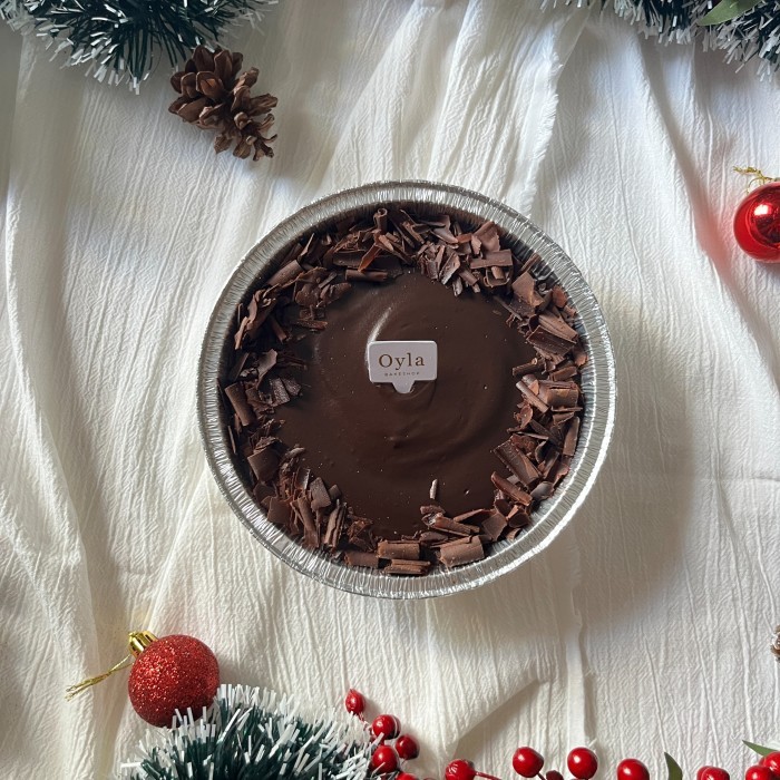 

Oyla Hampers Christmas English Chocolate Cake