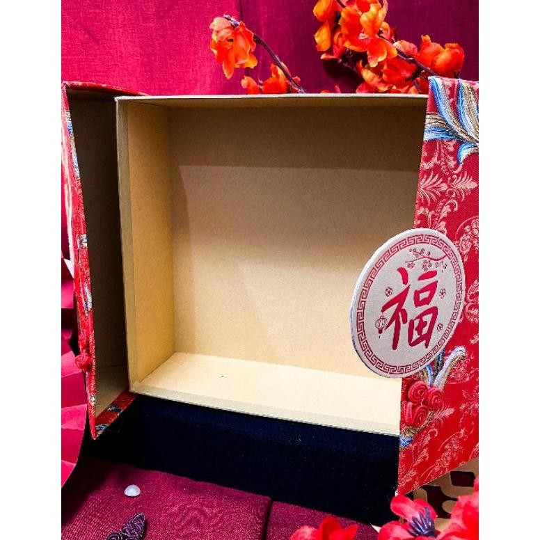 

BR - Ready Stok Hardbox Lapis Legit Imlek ukuran 22x22x8 Piramid TERLARIS