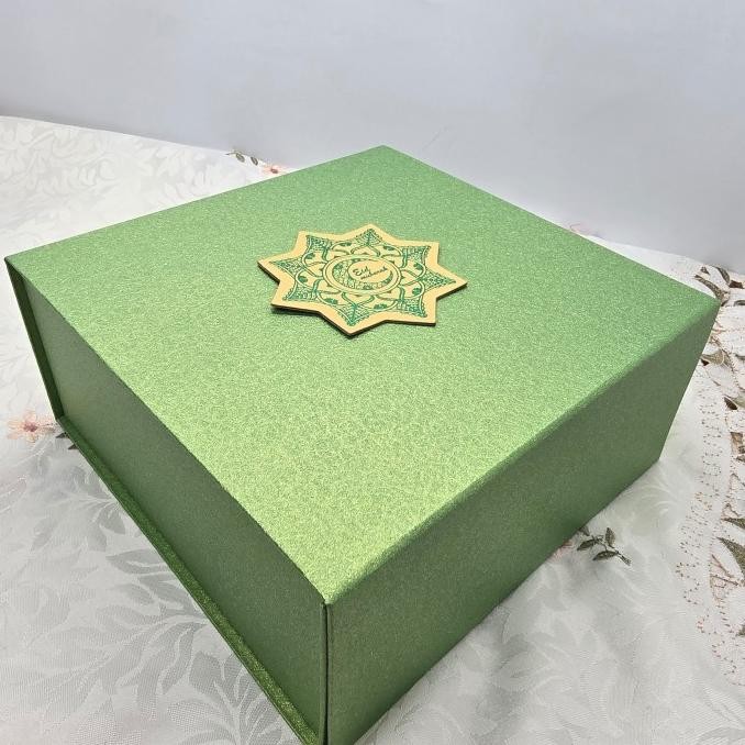 

BR - Hard Box Lipat 25x25x10cm idul fitri / kotak kue hamper Lebaran / natal / imlek TERLARIS