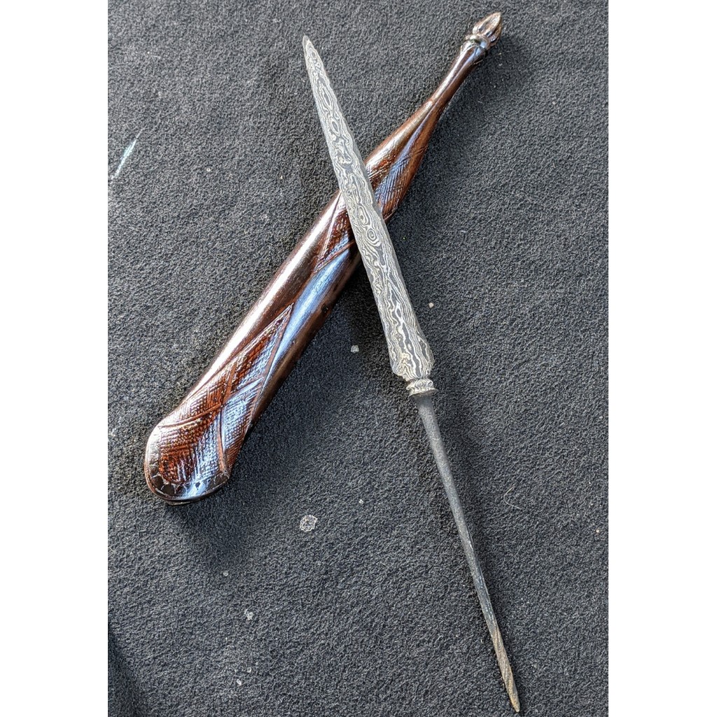 Dekorasi Tradisional Tombak Pusaka Sepuh TUS Bliring Lanang Pamor Pendaringan Kebhak Tangguh Mojopah