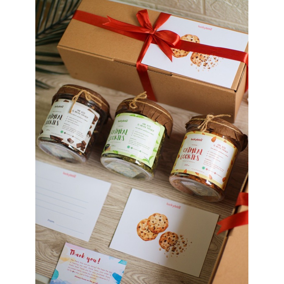 

Hampers / Gift Box / Kado - Cookies 3 Jar + Greeting Card + Pita Terlaris
