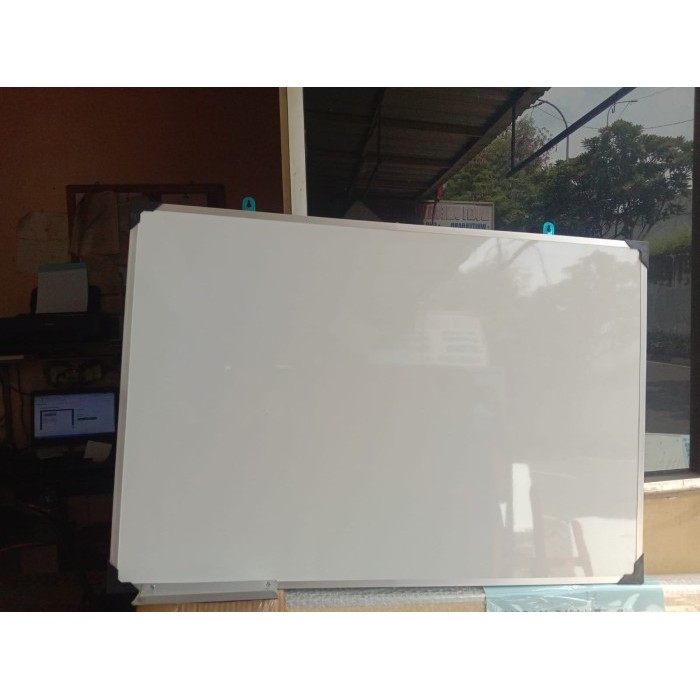 

Whiteboard gantung HPL uk. 40 x 60 cm anti gores dan mudah dihapus