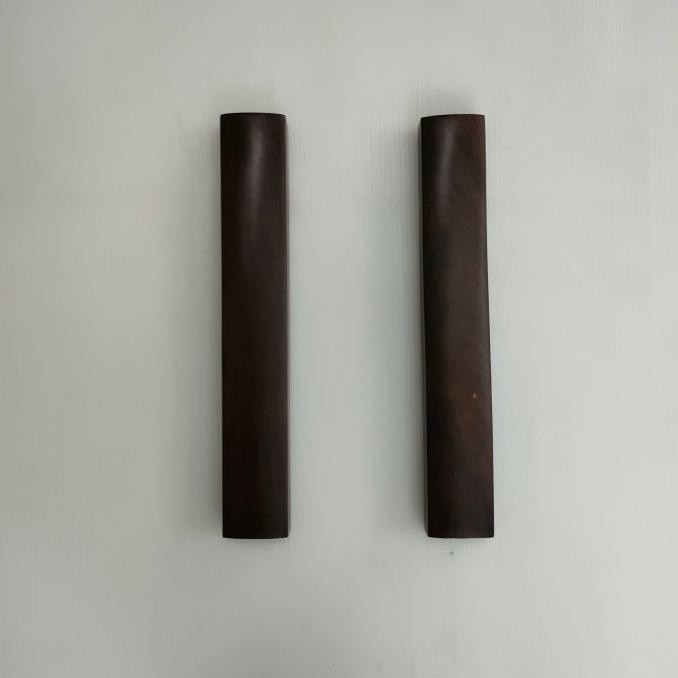 

satu pasang kayu penahan kertas kaligrafi 30 cm