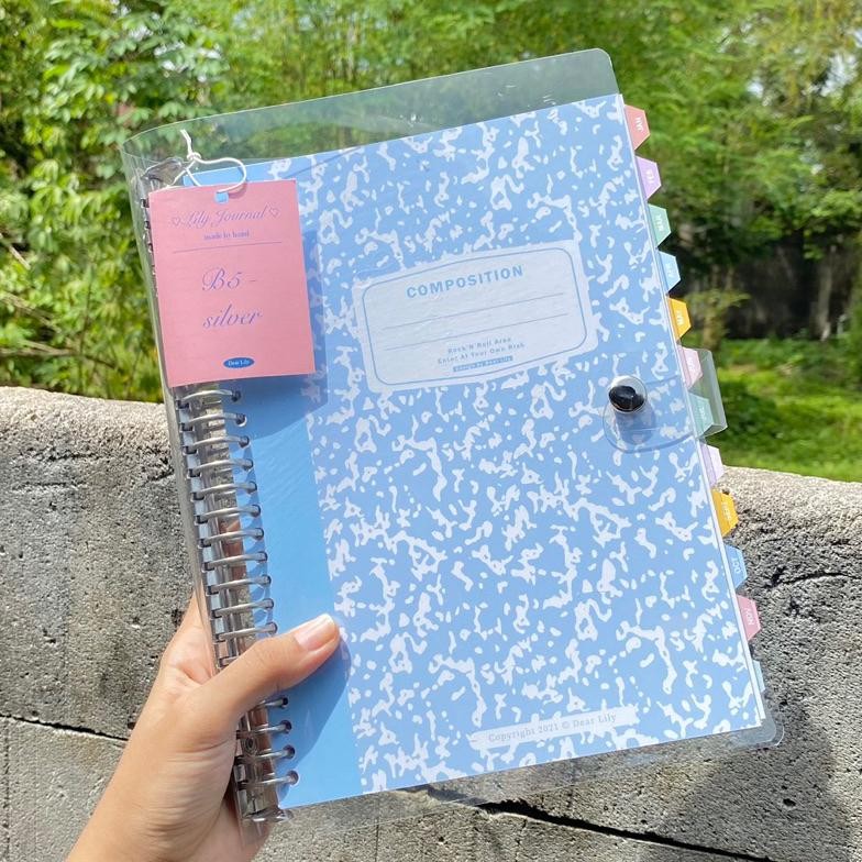 

DESPO DEAR LILY PAKET BINDER + COVER + DIVIDER + PLANNER TRANSPARENT CLEAR BINDER AESTHETIC KOREAN BUJO / BINDER AESTETIK BENING / BINDER RING 6 LUBANG / BINDER SATU SET LOOSE LEAF MOTIF GRID DOT GARIS POLOS SIZE A5 / BINDER KAMPUS SEKOLAH / JURNAL