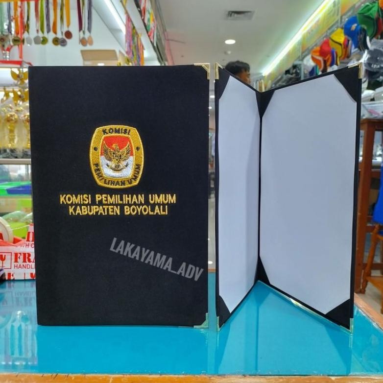 

ZOE MAP BELUDRU LOGO KPU PROSES BORDIR KOMPUTER DENGAN BENANG EMAS
