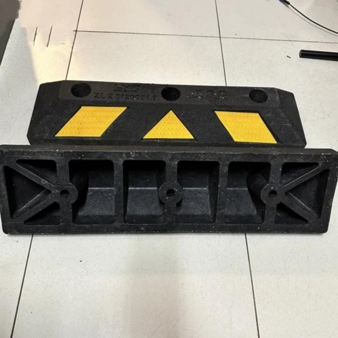 

Spesial Wheel Stopper Car Karet Pembatas Parkir Pengganjal Ban Mobil Whell