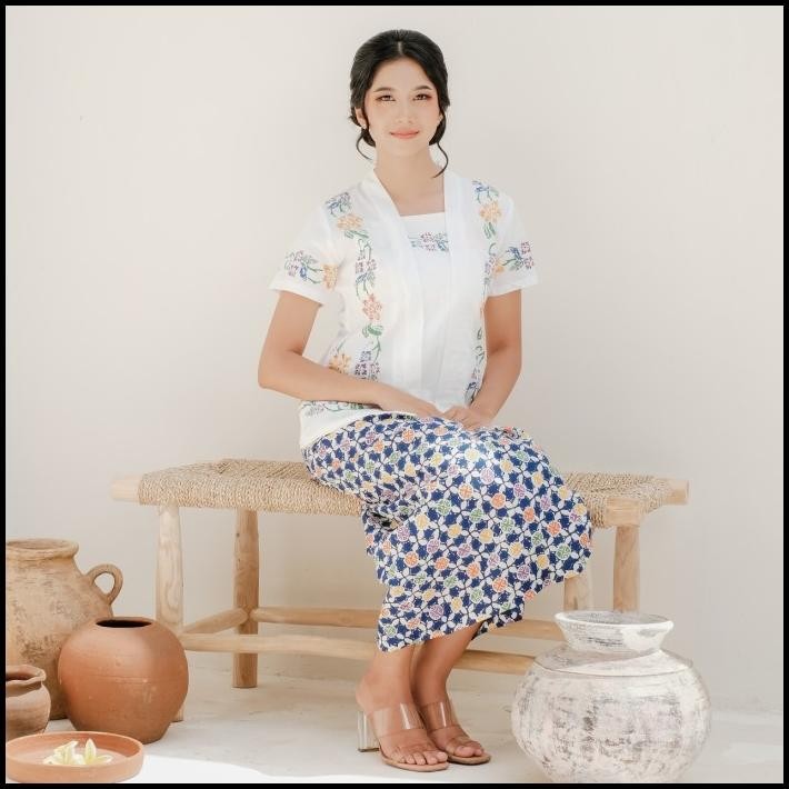 Kebaya Encim Batik Lengan Pendek - Putih Polos Best Seller