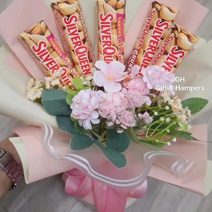 

BUKET BUNGA VALENTINE COKLAT SILVERQUEEN KADO HAMPERS + KARTU UCAPAN