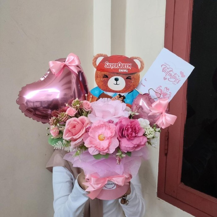 

BUKET BALON BLOOM BOX SILVERQUEEN BUKET BUNGA COKELAT EDISI VALENTINE