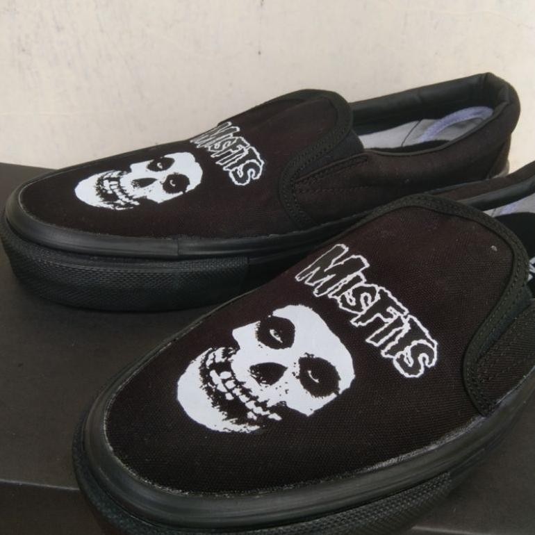 Ready Sepatu Slip On Misfits Full Black Premium Quality Nobrand Stok Terbatas