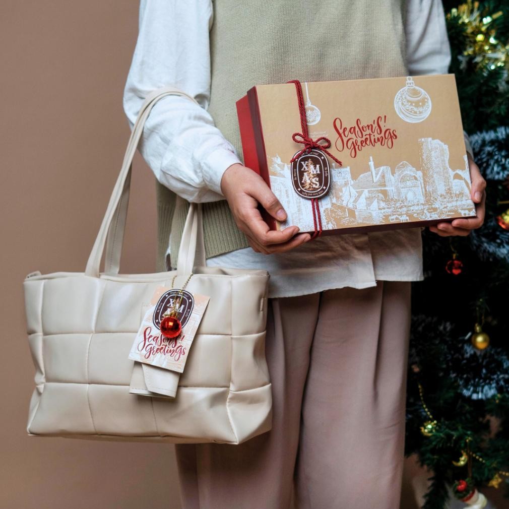 

SALE Hampers Natal 2023 | Season Greetings Kado Natal Christmas Gift Parcel Natal Kalender 2024 Hardbox Tas Kue kering Coklat Reed Diffuser Lilin Box Murah Unik fg-7