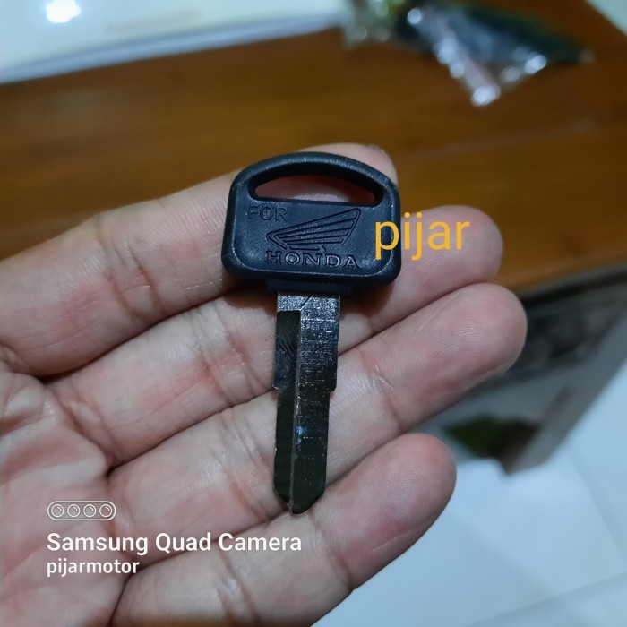 

Anak Kunci Lajur Kanan Blank Buta Mentah Bahan Honda Karisma Kirana Termurah Langka