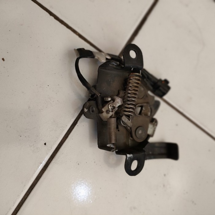 lock kuncian kap mesin mobil Yaris bakpao