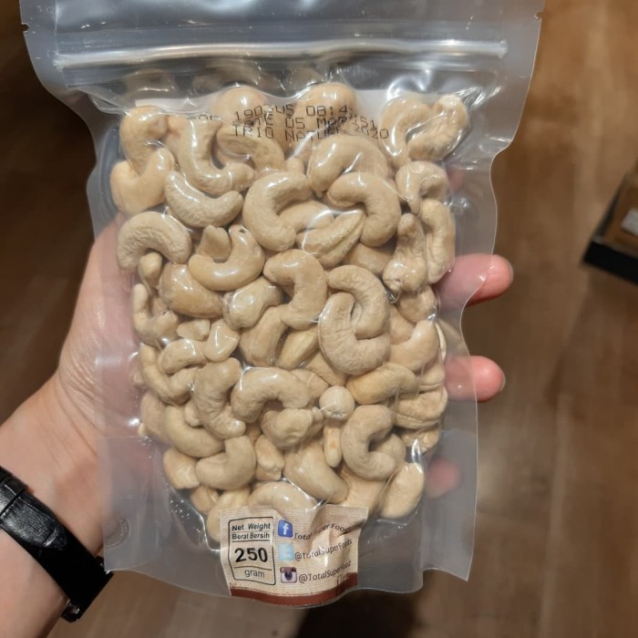 

Cashew Raw Whole 900 Gram - Trio Natural Terlaris