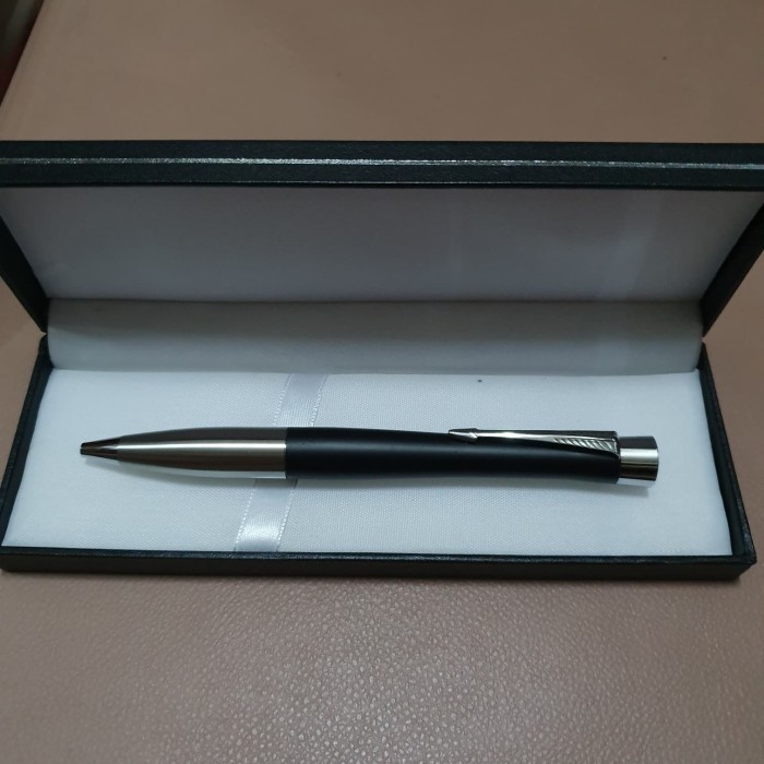 

Farizal - Pulpen Promosi Eksklusif Parker Urban Ballpoint Klip Silver Inc Grafir