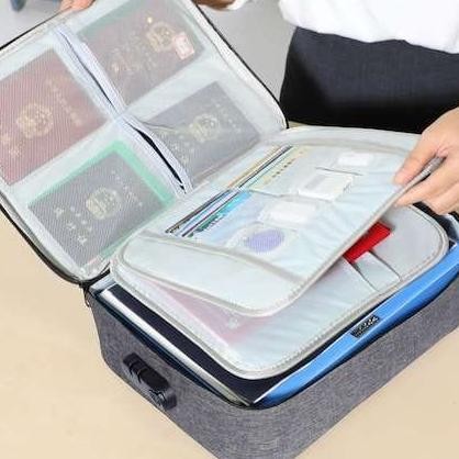 

FG([] TAS PENYIMPANAN DOKUMEN BERGEMBOK TIGA SUSUN / DOCUMENT KEEPER /