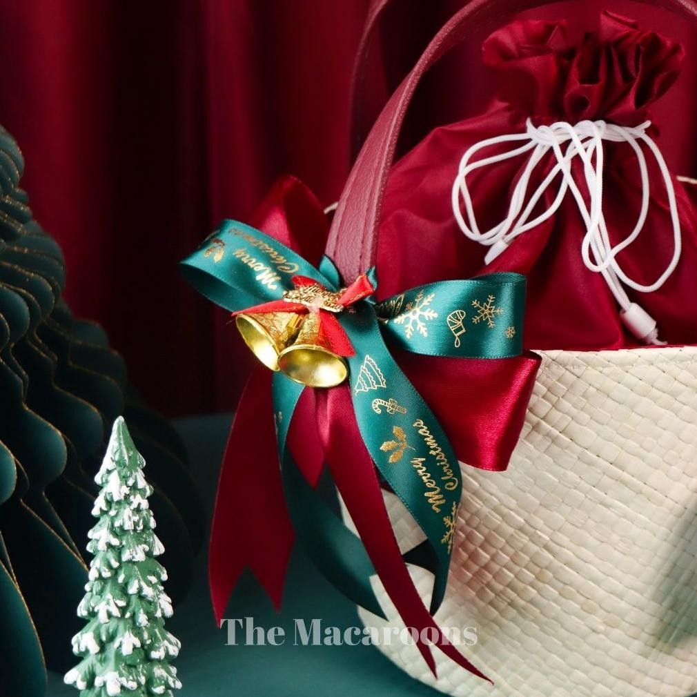 

Hampers Tas Anyaman Isi Cangkir Set Natal / Christmas Parsel Souvenir Keranjang Mainan Anak