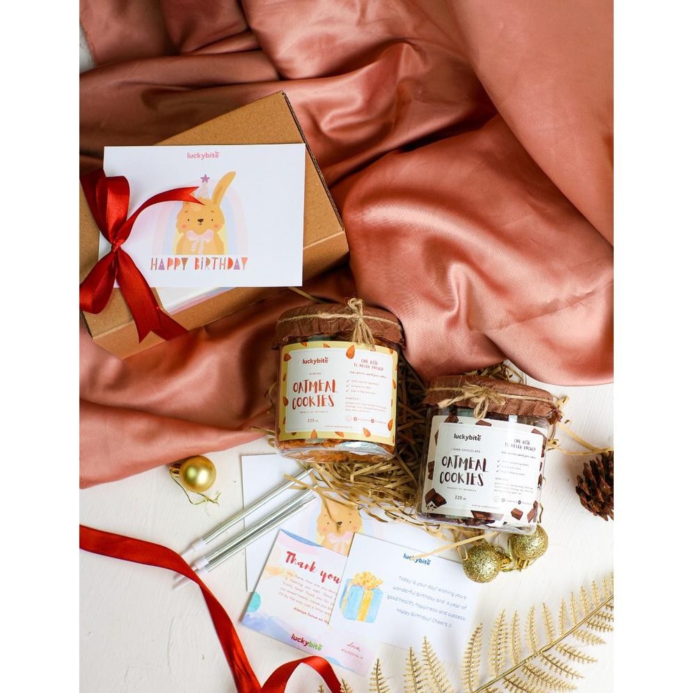 

Birthday Hampers / Hampers Ulang Tahun - Oatmeal Cookies 2 Jar + Free Greeting Card + Pita Mainan