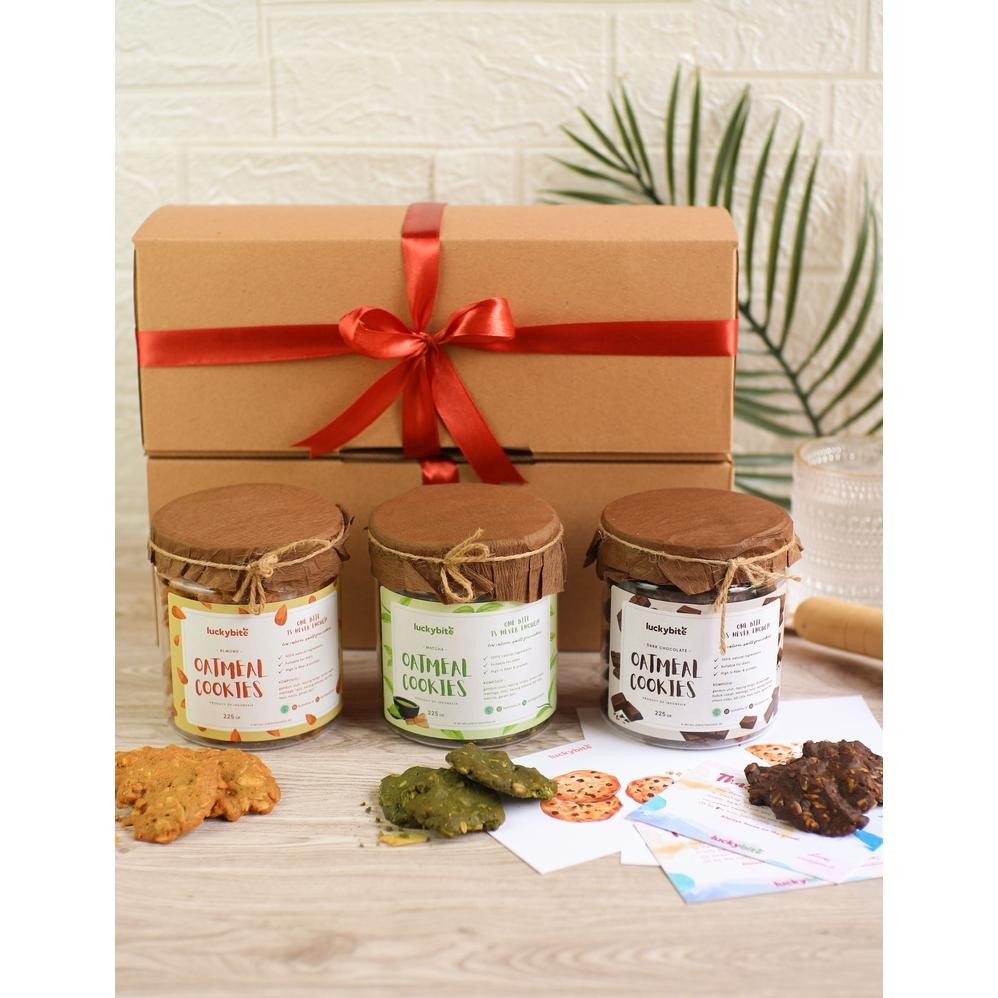 

Special Hampers / Gift Box / Kado - Oatmeal Cookies 3 Jar + Free Greeting Card + Pita + Bubble Wrap - Luckybite New Stok
