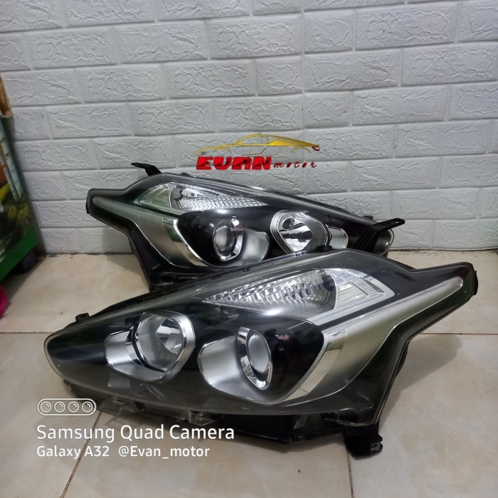 Headlamp Toyota Sienta tipe V atau G