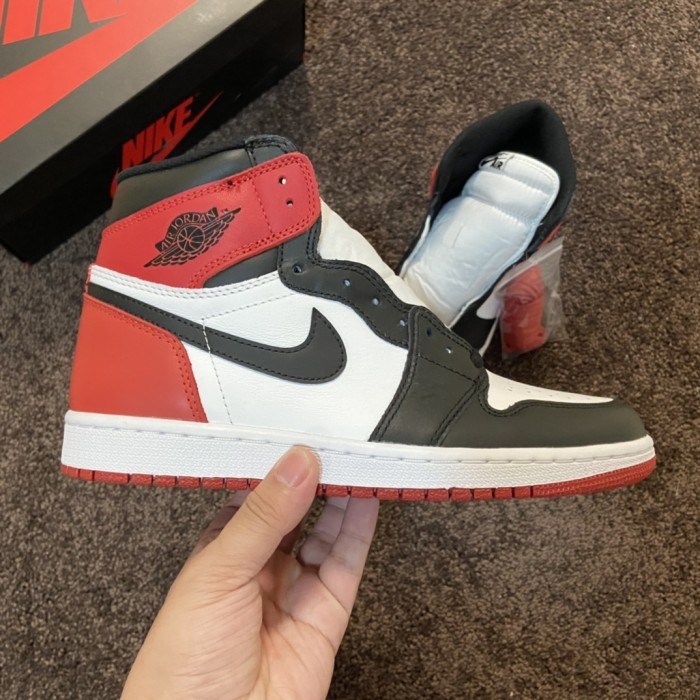 Air Jordan 1 Retro High Black Toe