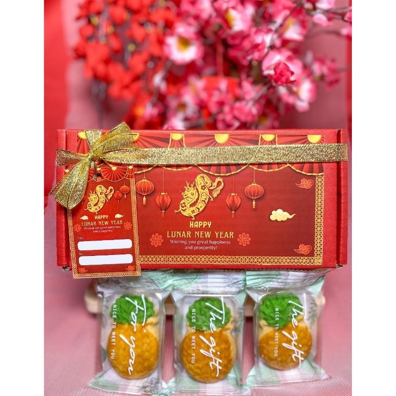 

CR - (Chinese New Year Edition / Edisi Imlek) Hampers Nastar Taiwan / Nastar Nanas Wisman Jumbo / Taiwanese Pineapple Cake / Pineapple Tart (Isi 6) TERLARIS