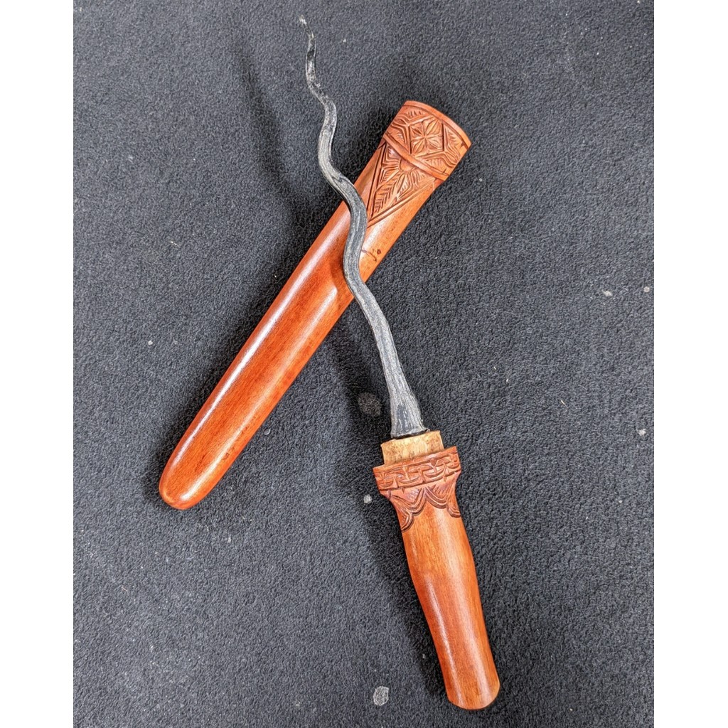 Dekorasi Tradisional Pusaka Sepuh TUS Cacing Kanil Luk 7 Pamor Banyu Mili Ukir Mojopahit