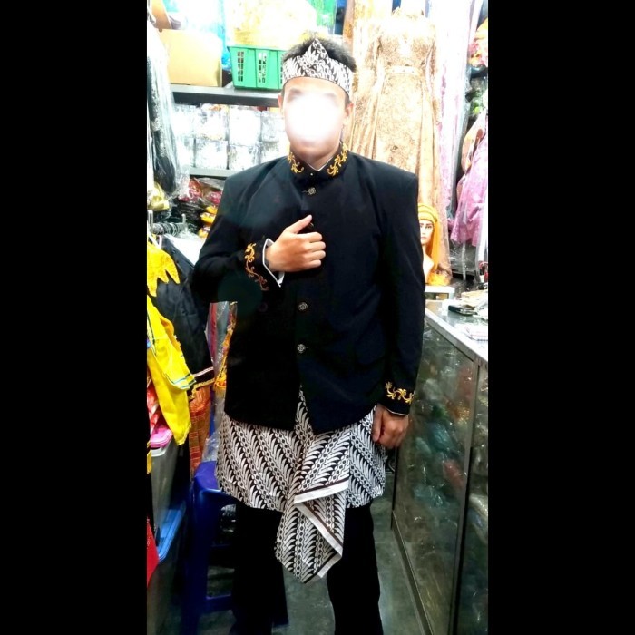 Kain selempang sunda pria dan ikat kepala