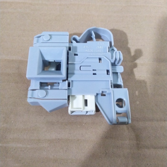 Door lock mesin cuci electrolux EWF 10843