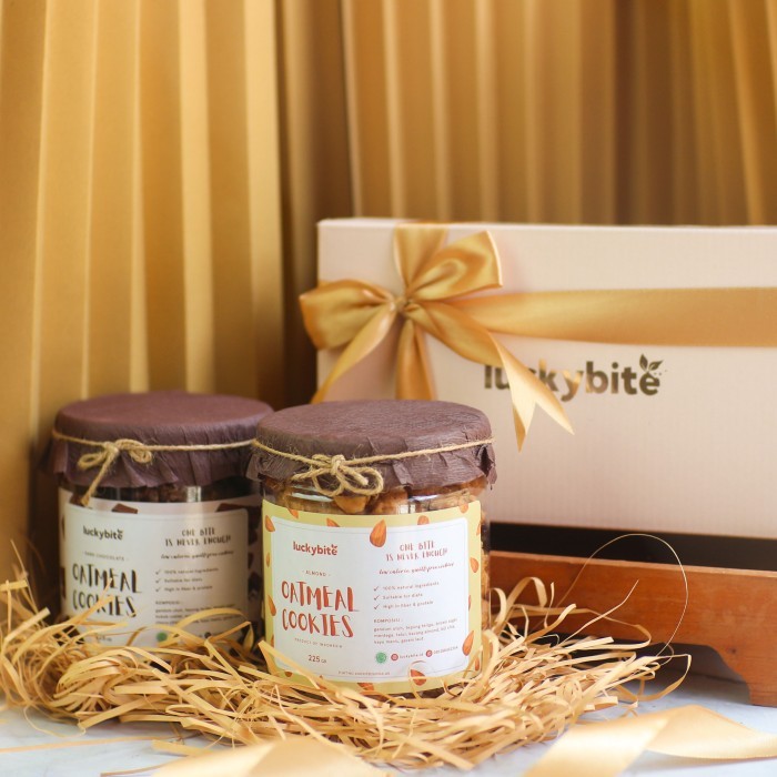

Hampers / Gift Box / Kado - Semi Hardbox - Oat Cookies 2 Jar + Pita Gercep