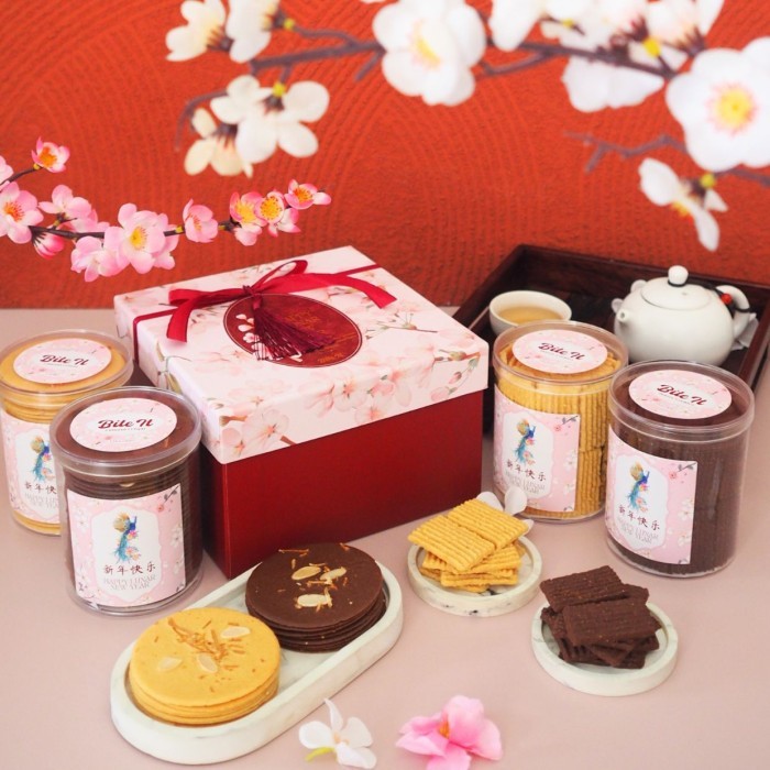 

Ume - Chinese New Year Hampers / Parcel Imlek / Almond Crispy Terlaris