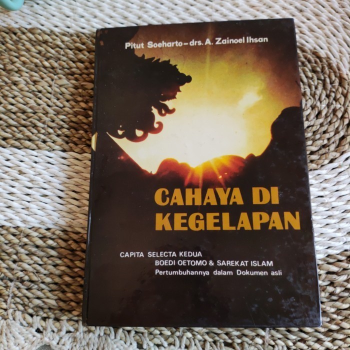Buku CAHAYA DI KEGELAPAN - PITUT SOEHARTO  Original Preloved