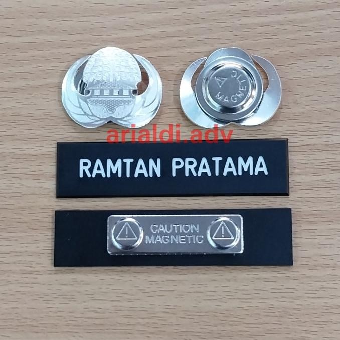 

SALE! SATU SET PAPAN NAMA DADA GRAFIR HITAM DOFF DAN PIN KORPRI ECHING KULIT JERUK SILVER MAGNET