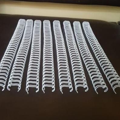 

RUBYSU RING JILID KAWAT NOMOR 14 SPIRAL 7/8 F4 26 LUBANG PITCH 2:1 2M 200LEMBAR O BINDING WIRE