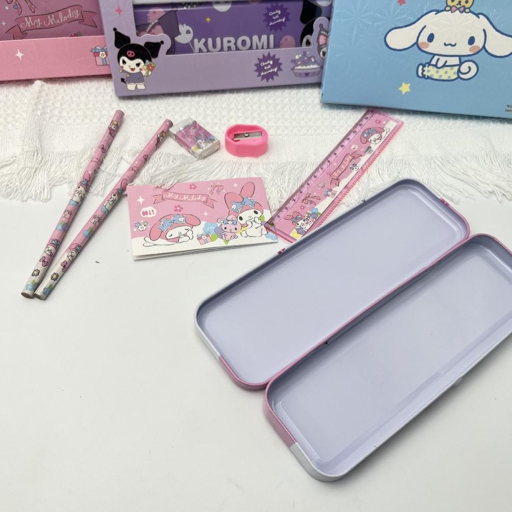 

KU09 !! 1 SET Alat Tulis Stationery Kit Tempat Pensil Penggaris Penghapus Rautan Anak Lucu Karakter Sanrio Kuromi Cinnamoroll My Melody Pompompurin Souvenir Birthday Ulang Tahun Hampers Anak Misaki Viral