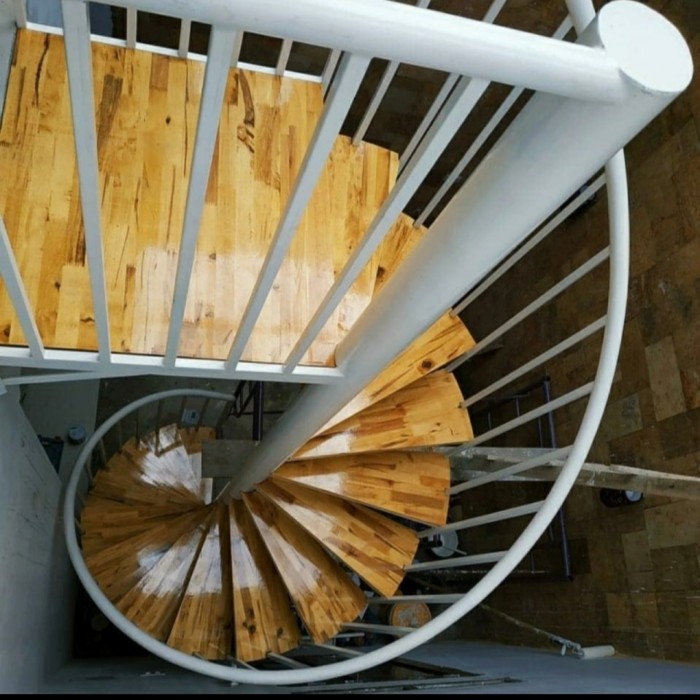 Tangga Putar Minimalis Pijakan Kayu Kamper
