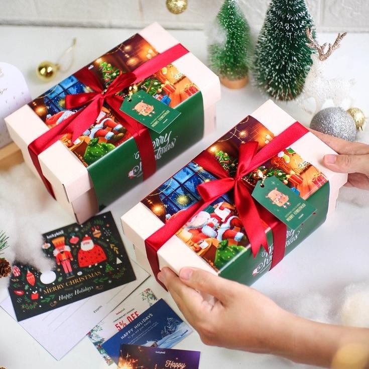 

COD Hampers Natal / Christmas Hampers - Semi Hardbox - Red Velvet Cookies + Oatmeal Cookies + Ginger Bread Cookie + Granola + FREE KARTU + PITA + LONCENG + VOUCHER + BUBBLE WRAP | LUCKYBITE tu-67