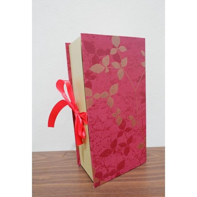 

Hampers Box Natal Imlek Model Ikat Pita 30x15x8 Red Gold Motif Flower