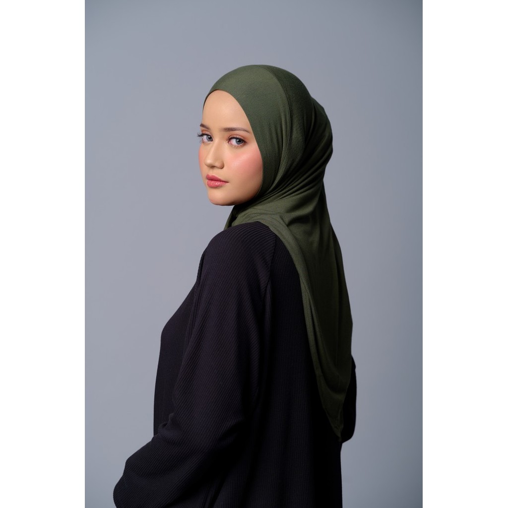 ZM Zaskia Mecca X Meccanism - Ghea Hijab Instan Segitiga - Hijab Sport Spandex Rayon - Hijab Kaos