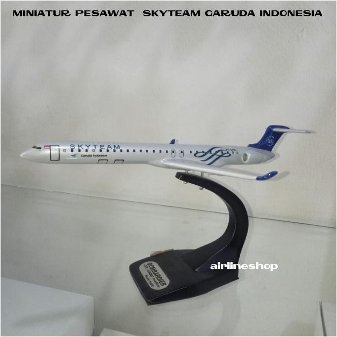MINIATUR PESAWAT SKYTEAM GARUDA INDONESIA BOMBARDIER CRJ1000 H24C