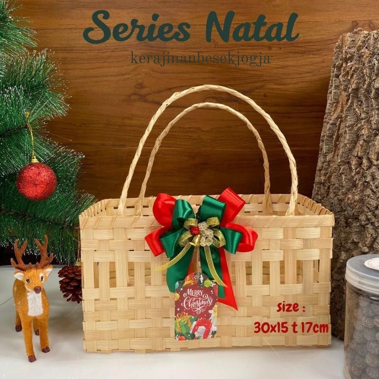 

Series Natal | Tas Anyaman Rumi 15X30 Natural Pita Free Hang Tag Muat Toples Bulat 500Gr 2-6Pcs | Hampers Natal Bingkisa Goodie Bag Mrkt