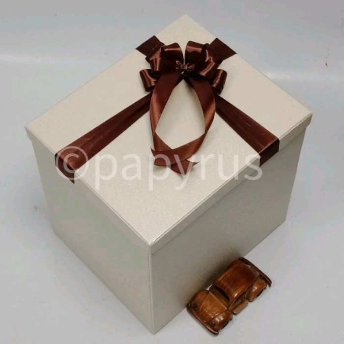 

PAPYRUS 25x30cm Tinggi 30cm Kotak Kado Gift Box V3