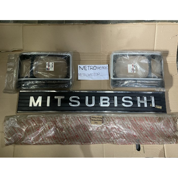 Grill Depan Set Bezel Lampu Kanan Kiri Emblem Mitsubishi L300 Lama Old