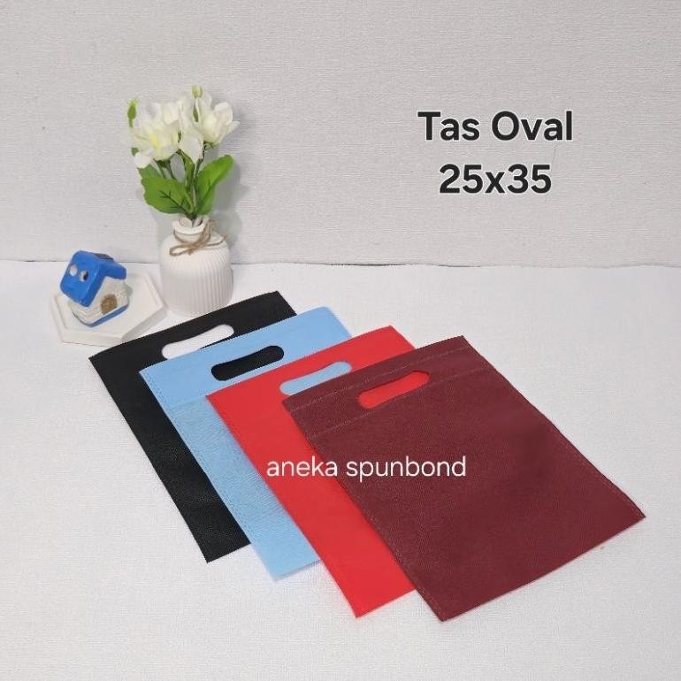 

isi 100 pcs Paket Hemat Goodiebag Spumbond Oval Plong 25x35