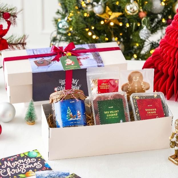 

Hampers Natal / Christmas Hampers - Semi Hardbox - Red Velvet Cookies + Oat Cookies + Brownie Crisps + Ginger Bread Cookie + Granola + FREE KARTU + PITA + LONCENG + VOUCHER + BUBBLE WRAP | LUCKYBITE